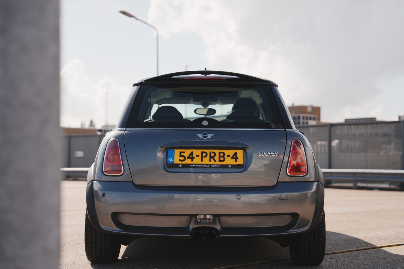 MINI Cooper S R53 recht van achteren