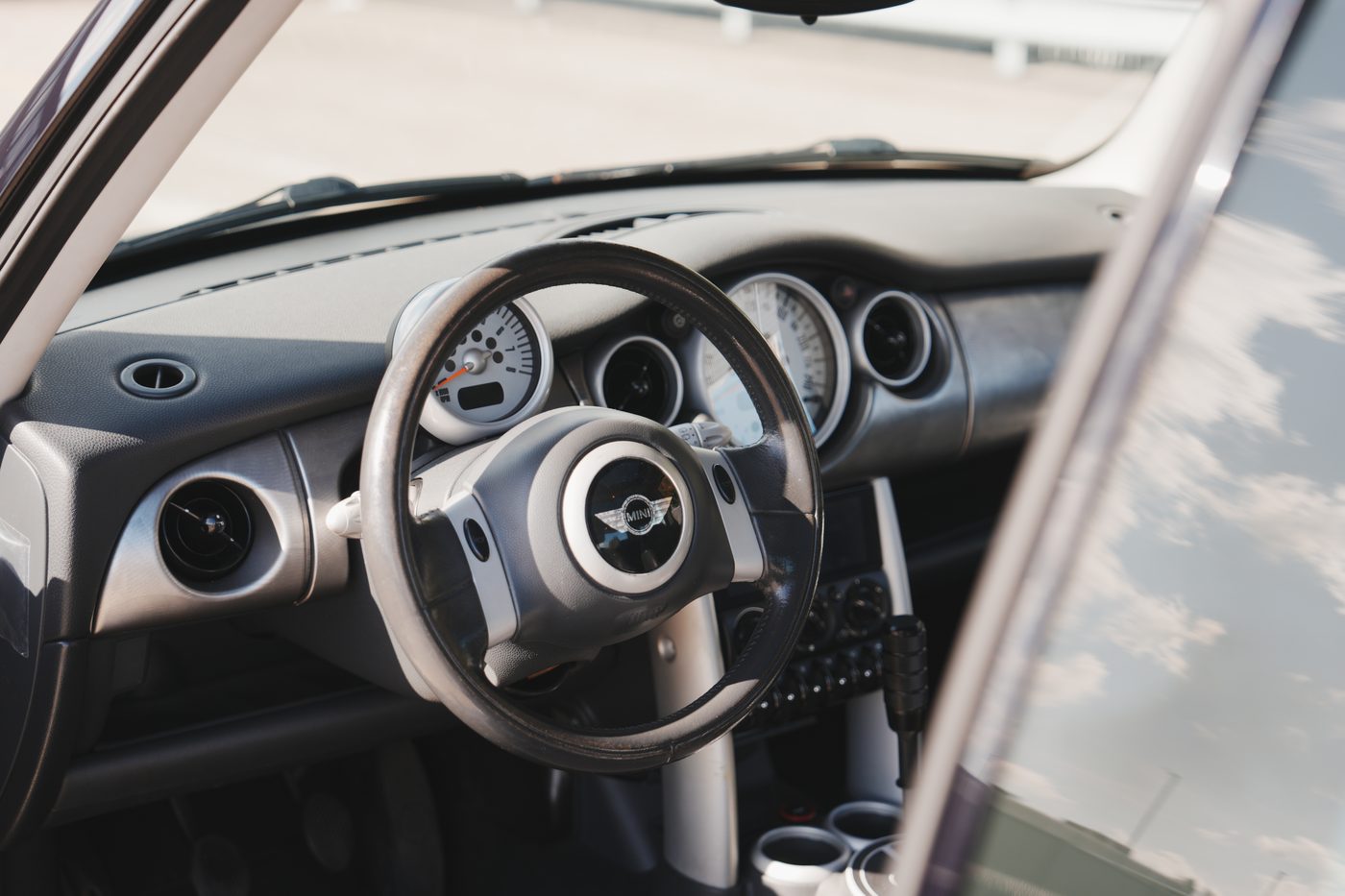 Dashboard en stuurwiel van de MINI